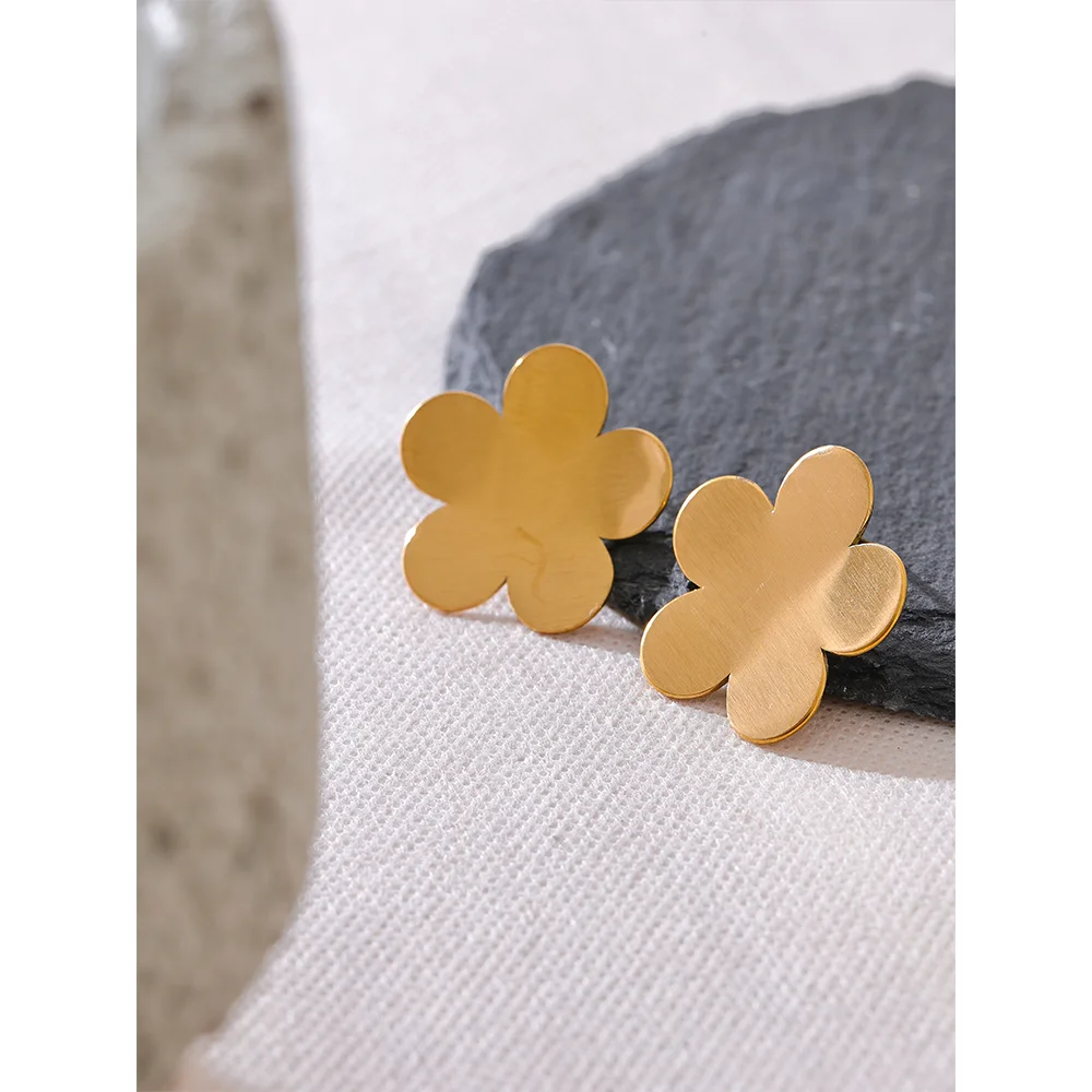 Minimal Flower Stud