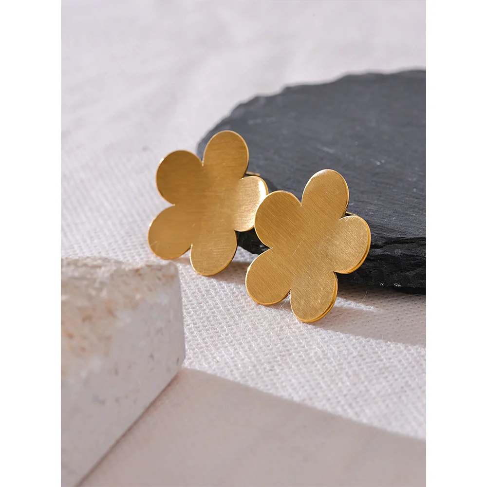 Minimal Flower Stud